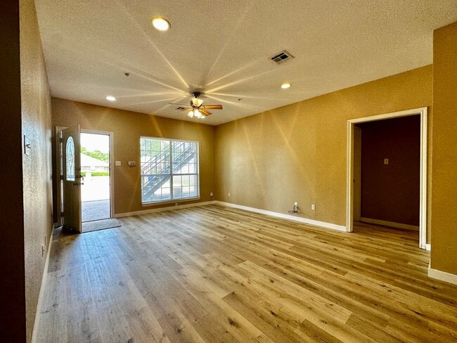 Photo - 4/4 Duplex in the Baylor Bubble!