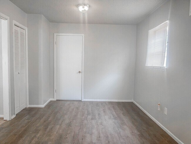 Photo - 5416 49th St