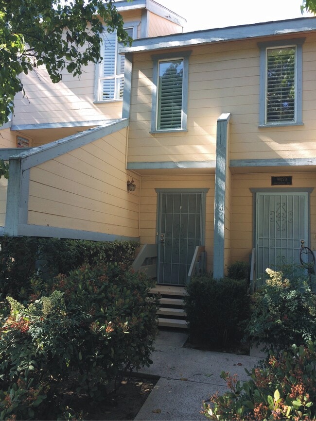 Building Photo - 9927 Independence Ave Unit E