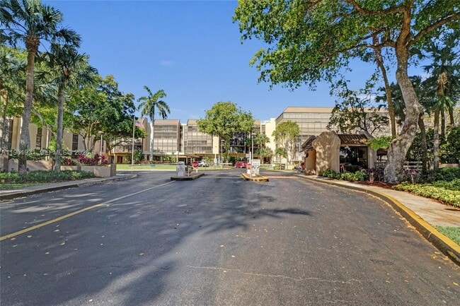 Building Photo - 2814 N 46th Ave Unit H376