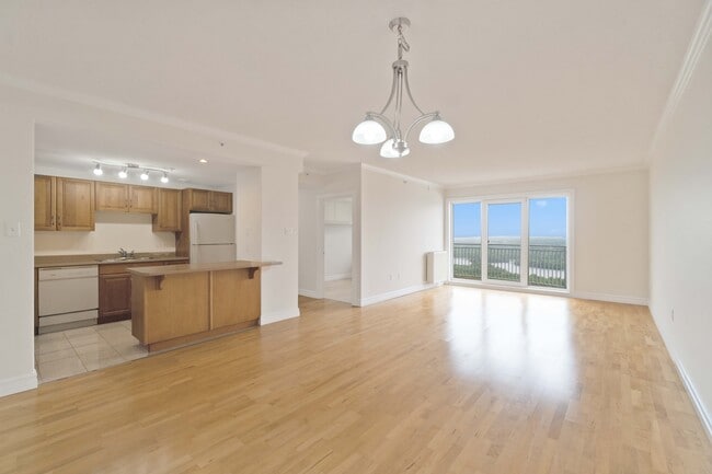 Photo - WELCOME TO THE SUMMIT - ONE BEDROOM PENTHOUSE APARTMENT AVAILABLE Unit 1903