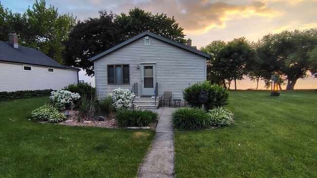 Building Photo - 937 Paramount Dr