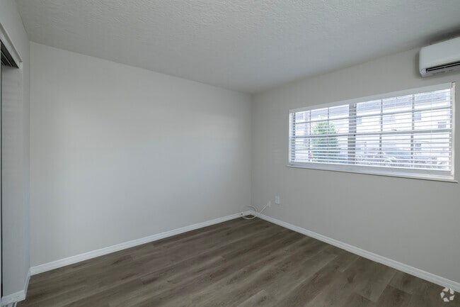 1BR, 1BA - 540SF - Bedroom - Tara House West Apartments