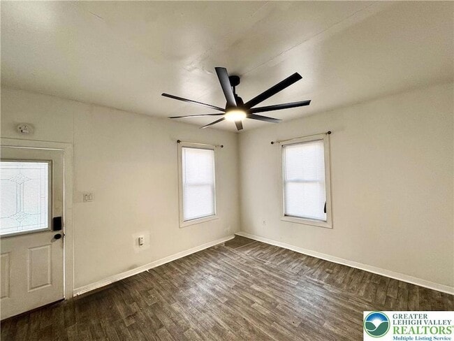 Photo - 527 Bradley St