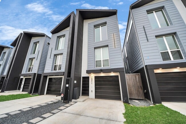 Photo - 2211 Staples St