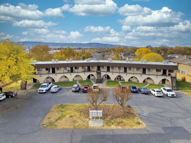 Building Photo - Remodeled 1 Bedroom, 1 Bathroom Apartment- Close to shopping! Unit 17