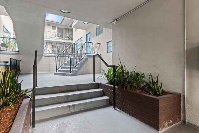825 S. WINDSOR