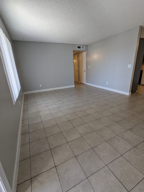 Building Photo - 815 N Peach Ave Rental
