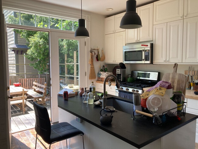 Building Photo - 184 School St Unit 1