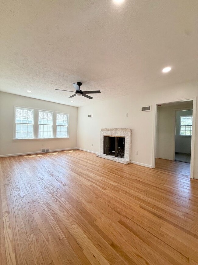Building Photo - Newly Remodeled 3 Bedroom! Coming Soon!