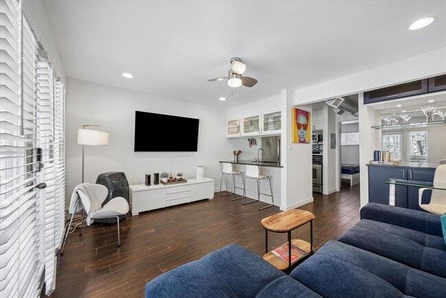 Building Photo - 1510 W 6th St Unit 206