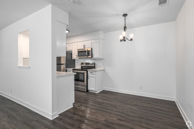 2BD, 2BA - 1000SF Duplex - Dining Room