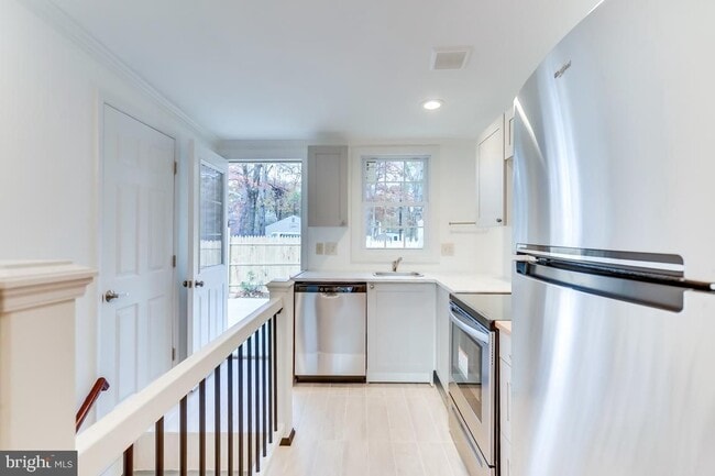 Photo - 822 Warburton Ln