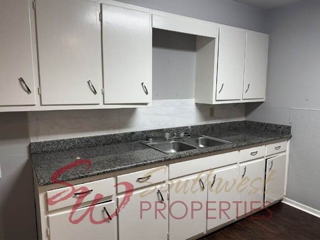 Photo - 3 bedroom 1 bath with large bedrooms! Easy walk to campus!