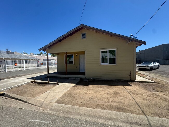 Building Photo - 2 bed/1 ba cottage - downtown Yuba City