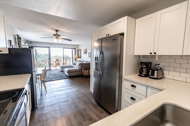 Photo - 75-5863-5863 Kuakini Hwy Unidad 108