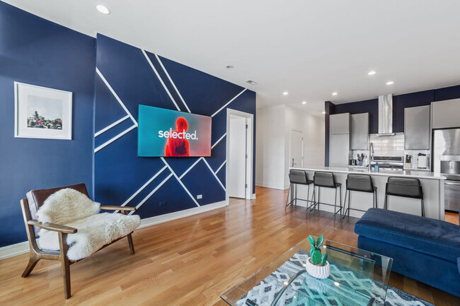 Building Photo - 2046 W Chicago Ave Rental