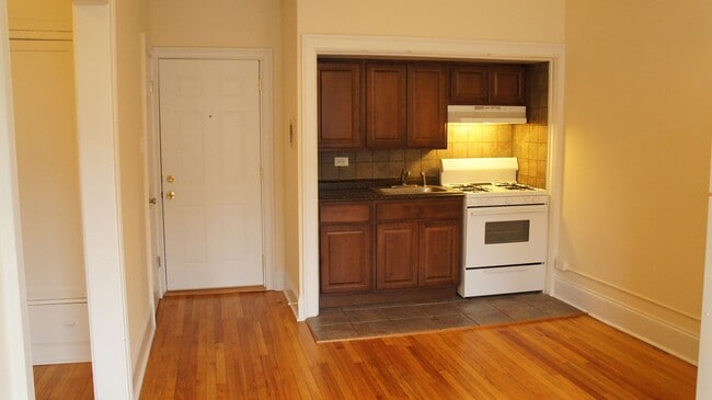 Building Photo - 2747 N Spaulding Ave Unit 209 Rental