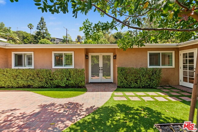 860 Bronze Ln