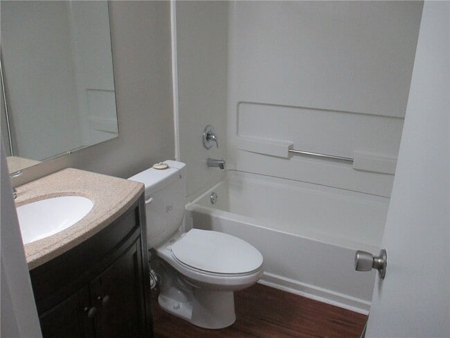 Building Photo - 220 Elm St