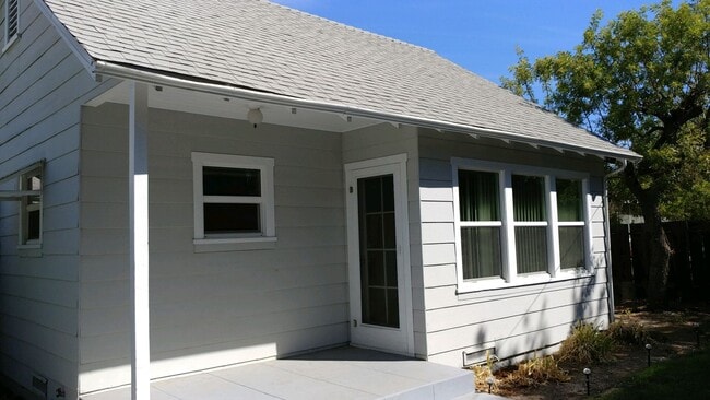 Building Photo - 1320 1/2 E. Colton Ave. Cozy 1 bedroom, 1 bathroom Redlands Cottage!