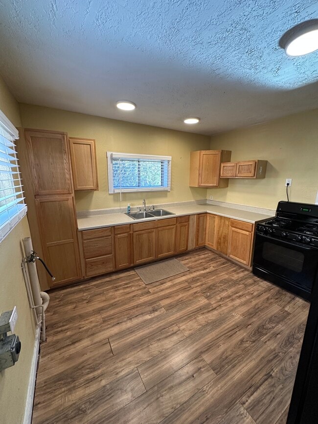 Photo - 703 N 5th St