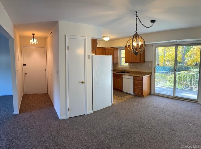 Building Photo - 13 Essex Ln