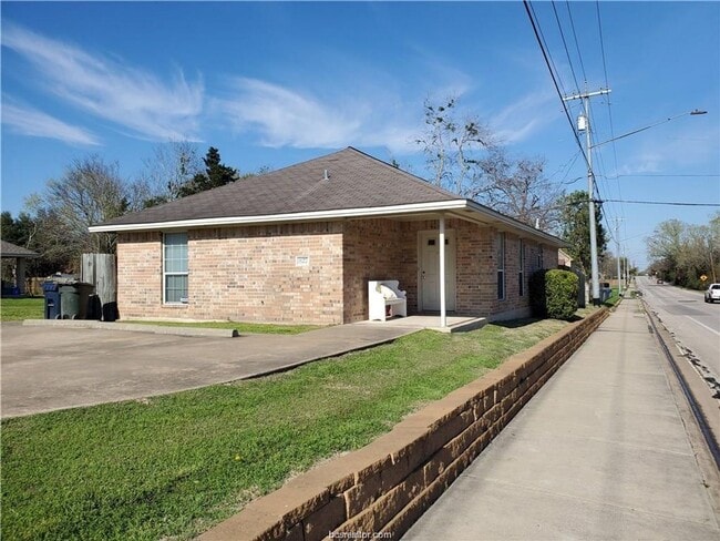 Building Photo - College Station - 3 bedroom /3 bath HOUSE Near TAMU!