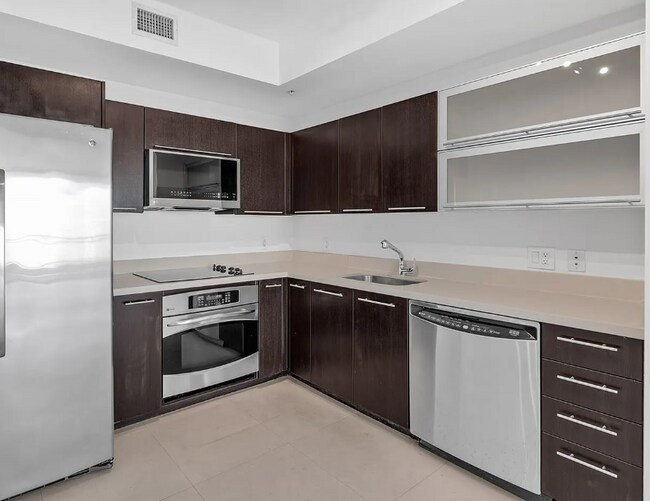 Building Photo - 90 SW 3rd St Unit 3202