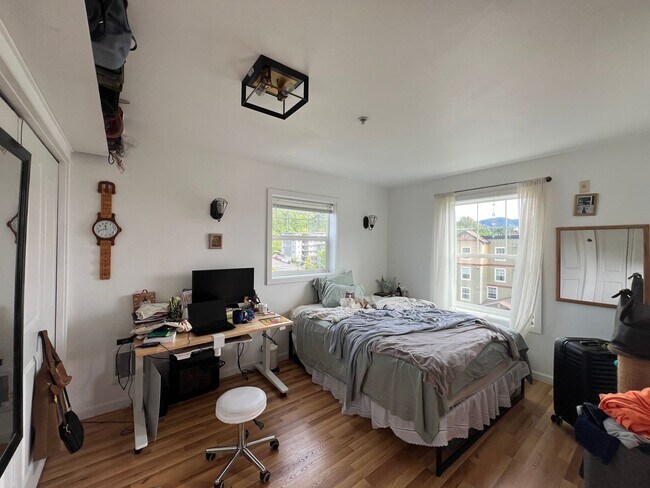Photo - Spacious Studio Condo close to WWU