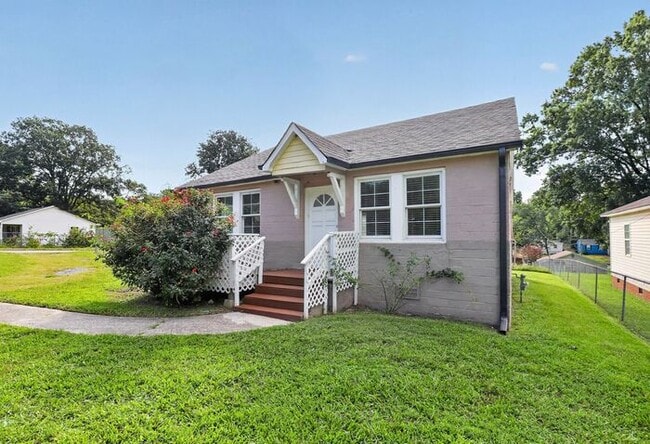Charming 2BD/1BA Home Near Lakewood Park!