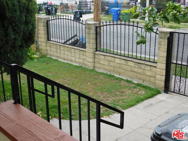 Photo - 616 W 58th St