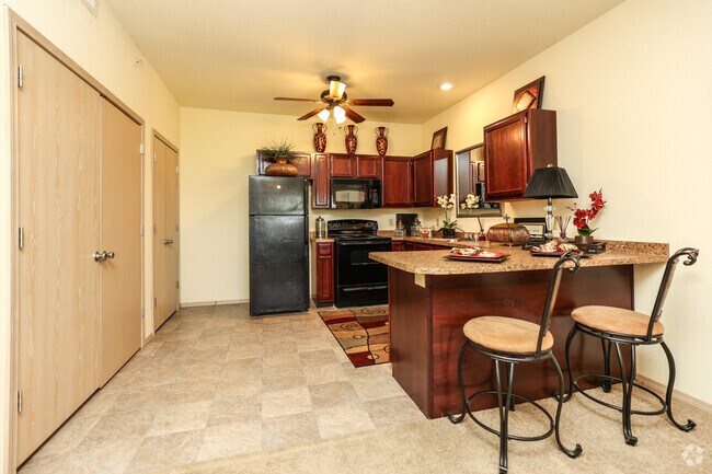 1BR, 1BA - 665 SF - Kitchen and Dining Area