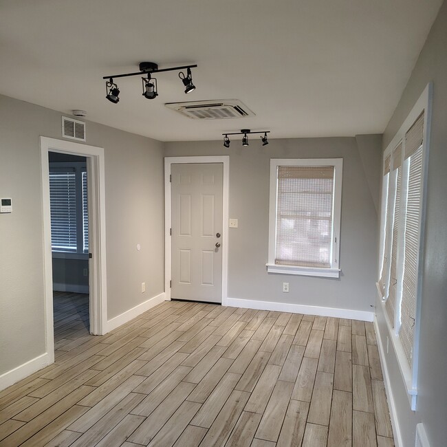 Photo - 703 E Hanlon St