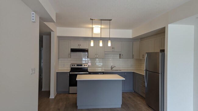 Photo - 261 Woodbine Av