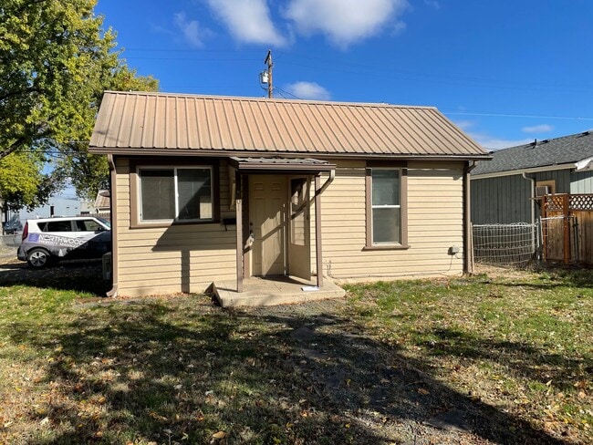 Building Photo - Cozy Cottage Style 1 Bedroom 1 Bath Home