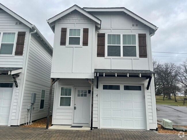 Building Photo - Off Stewart's Ferry Pk in Donelson with fe... Rental