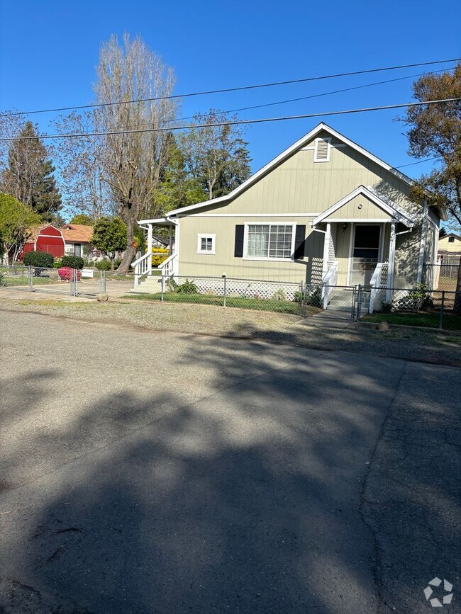 Building Photo - 1 + B/R Charming house with Beautiful big ...