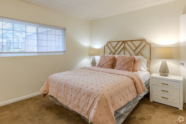 2BR, 1.5BA - 988SF