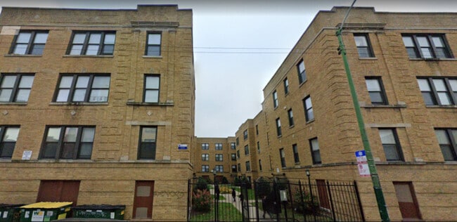 Building Photo - 3215 W Diversey Ave