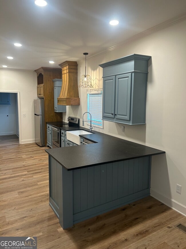 Photo - 606 W 10th St NE
