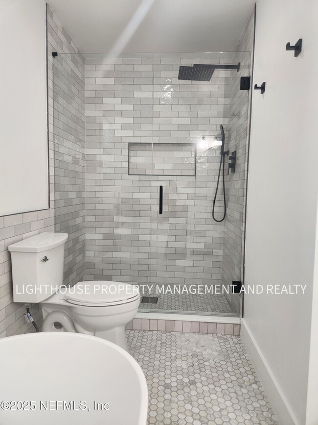 Photo - 916 Penman Rd