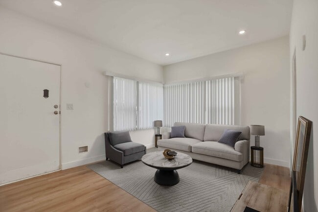 Building Photo - 2317 Ocean Park Blvd