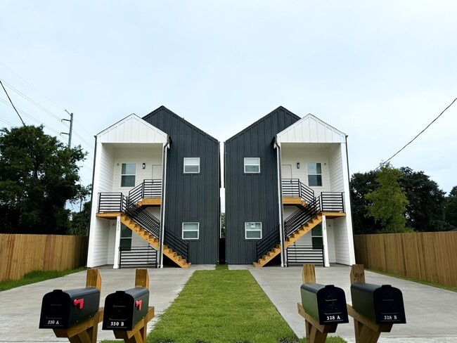 Building Photo - 328 Clearwater St Rental
