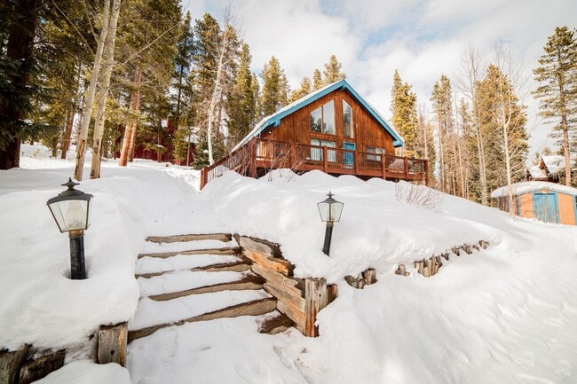 Building Photo - Cabin on Peak 7! 2bed plus loft!  Hot tub!