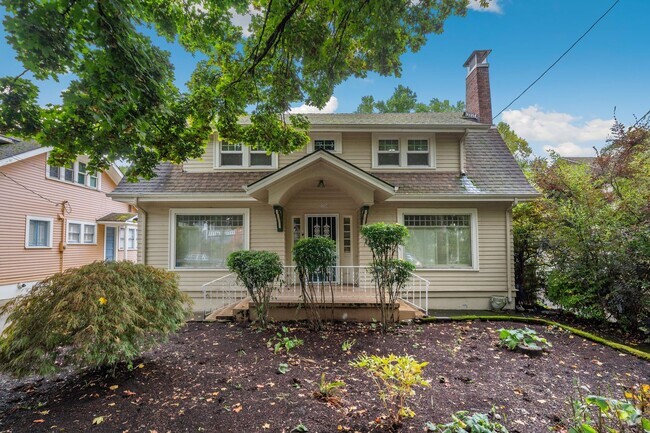 Building Photo - Huge 3 Bedroom 3 Bath Home in Laurelhurst