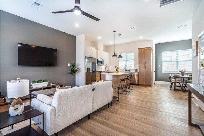 Photo - 5738 Roselane St