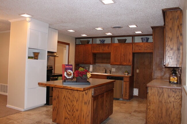 Photo - PRE-LEASING For August! 4 Bedroom/ 2 Bath Updated house close to TTU and LCU
