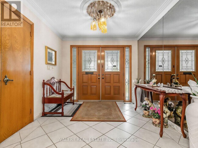 Photo - 370 Maple Leaf Dr