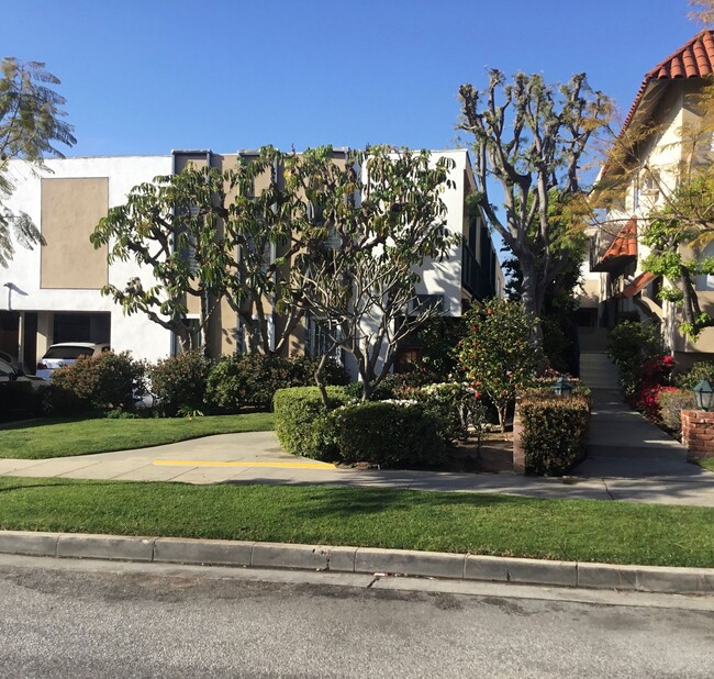 Building Photo - LARGE REMODELED UNITS WITH MANY AMMENITIES Rental